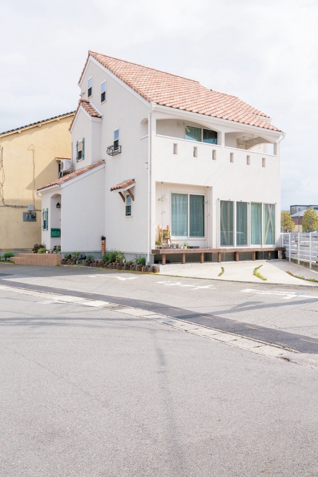 富士ホームズデザイン【デザイン住宅、子育て、間取り】玄関部分から3段重なった屋根がポイント。窓につけた小さな屋根もかわいい