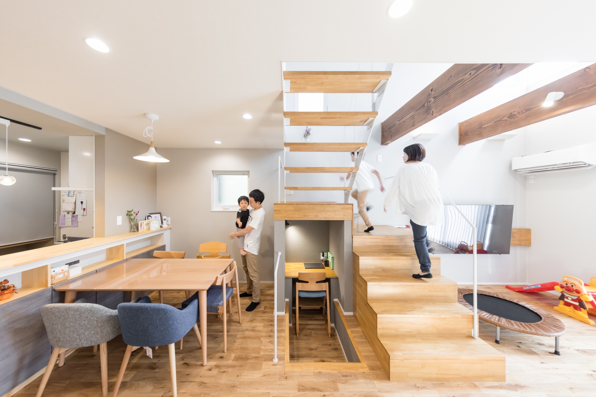 Gate air house/阿部住宅【デザイン住宅、狭小住宅、省エネ】リビングに吹抜けを採用し、階段は目線が抜けるストリップに、TVボードを置かずに壁掛けにするなど、コンパクトでも広く暮らせる工夫が随所に光るLDK