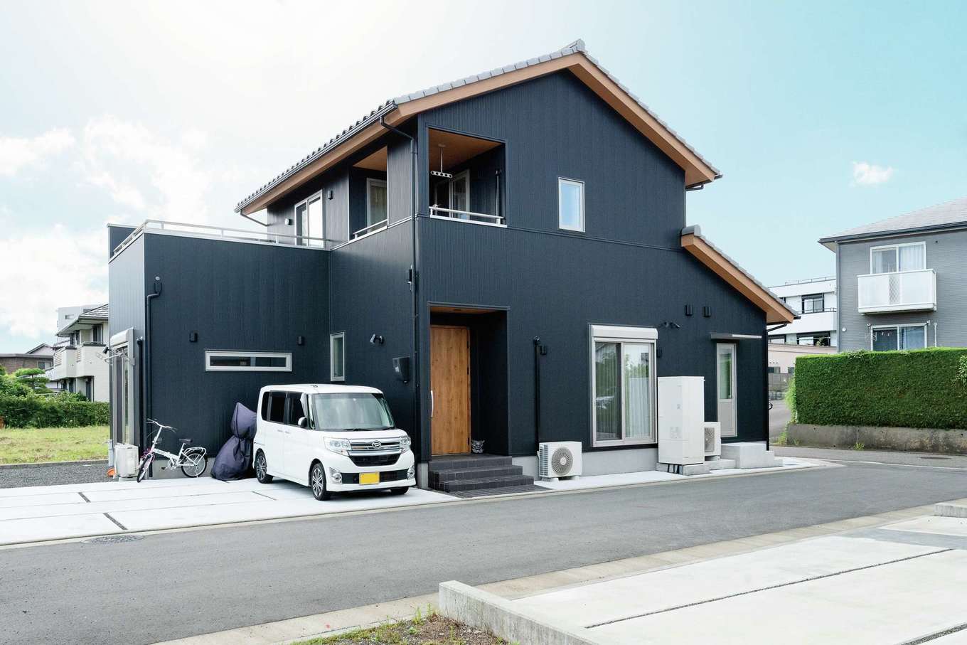 共栄住研【省エネ、間取り、建築家】黒ガルバリウムの外壁に銀いぶしの瓦を乗せたカッコいい外観。1階は各部屋収納付きの2LDKとゆとりのある間取り。4台分の駐車場、庭には菜園も作った