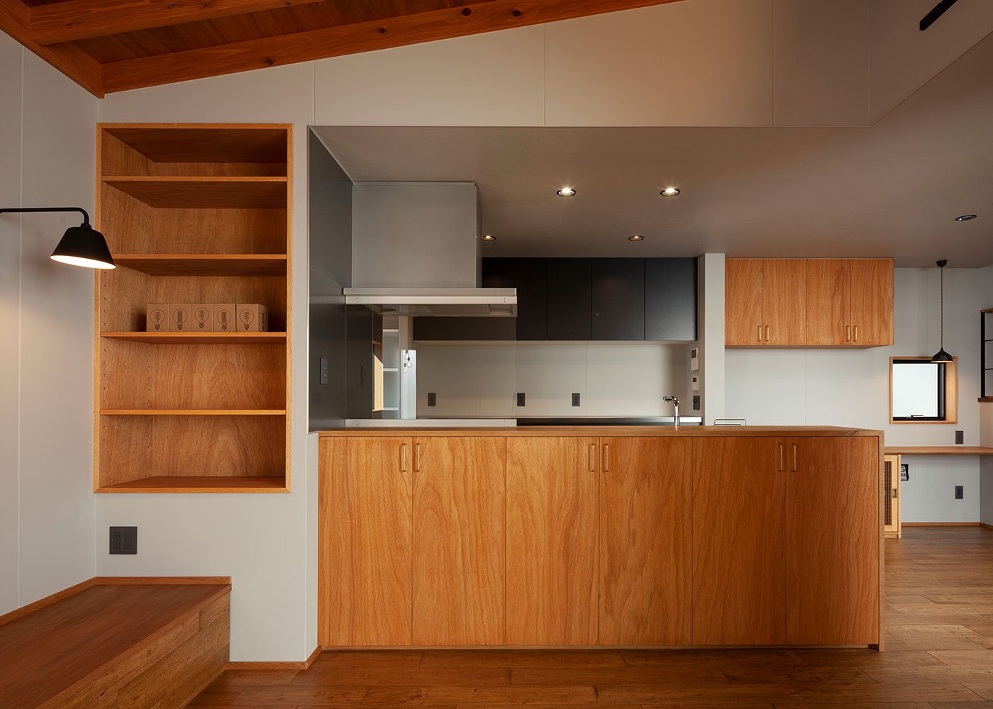 平成建設【デザイン住宅、子育て、間取り】キッチンカウンターは収納力のある造り付け家具を設けた。見せる収納と隠す収納を使い分けることで、LDK空間をすっきりと見せる