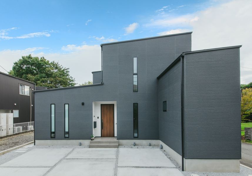 nattoku住宅【デザイン住宅、子育て、収納力】ダークグレーのALCでシックなトーンに仕上げた外観デザイン。閑静な住宅地の景観にほどよく溶け込みながらも、『nattoku住宅』らしいモダンで重厚な佇まいを表現している