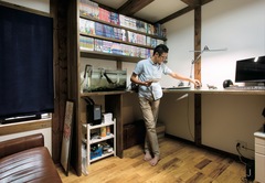 ご主人が熱望した書斎。造り付けのカウンターテーブル＆本棚がお気に入り。水槽に エビやメダカも飼っている