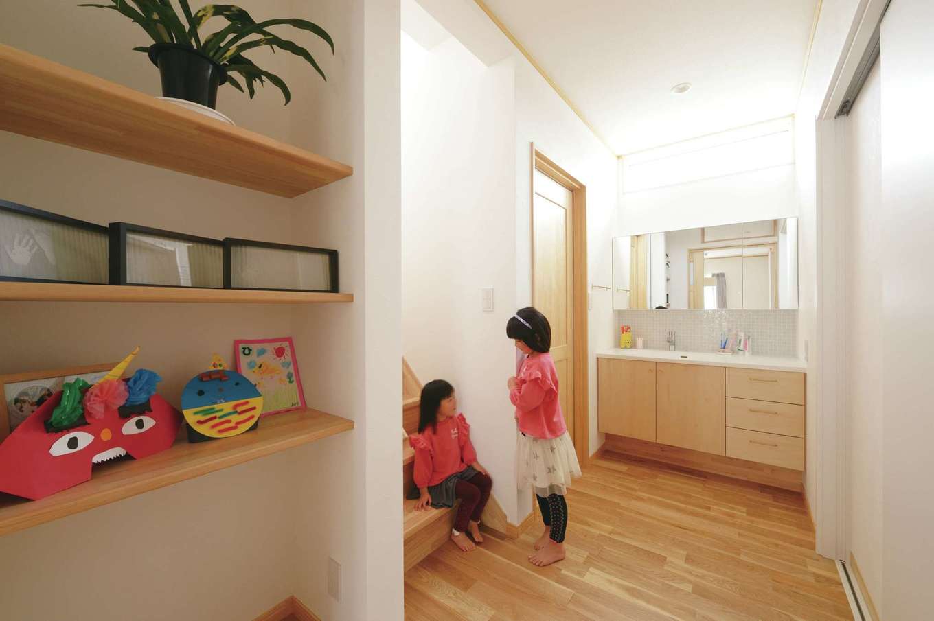深見工務店 S-style【子育て、自然素材、間取り】女性が多いK家。洗面と脱衣室を分けたことで、誰かが入浴中でも気兼ねなく歯磨きや手を洗える