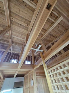 天井が高く、梁が印象的なフリースペース。多用途に対応できる設計で、木の温もりが部屋全体に広がる。