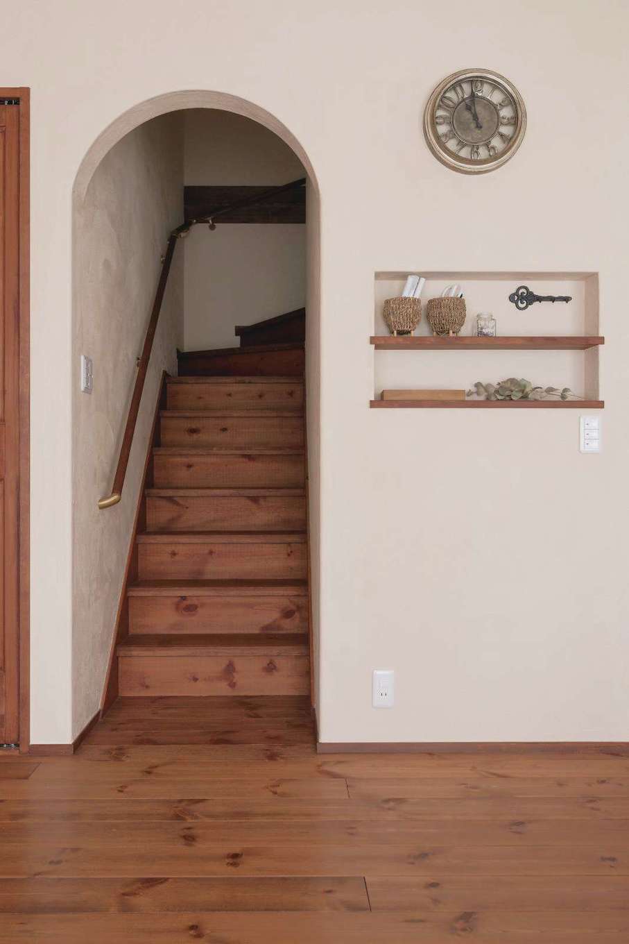 アイジースタイルハウス【デザイン住宅、子育て、自然素材】ママに「ただいま」を言ってから2階に上がるリビング階段を採用。ニッチの位置とサイズ感も絶妙