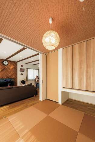 年をとったら１階だけで暮らせるよう、布団を敷けば寝起きできる和室を希望。リビングとの調和が美しい空間に