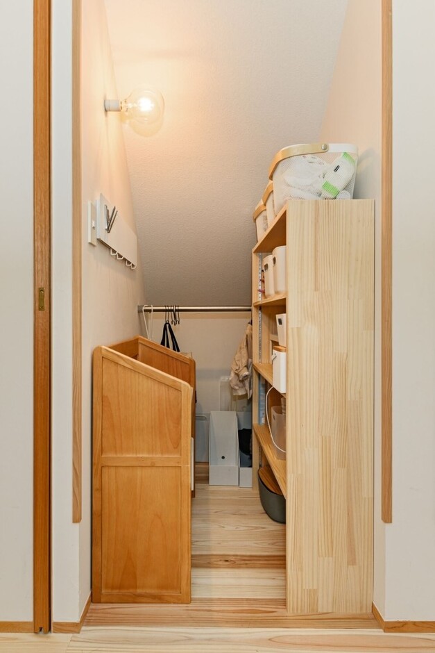 階段下にお子様のランドセルなどを収納。