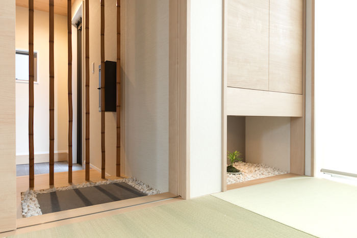 建築システム（狭小住宅専門店）【デザイン住宅、子育て、スキップフロア】和室の玄関ホール側には、竹の格子と敷石のある踏み込みを設けて和の雰囲気を強調