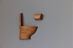 木製のトイレマーク。細かな細工がかわいい