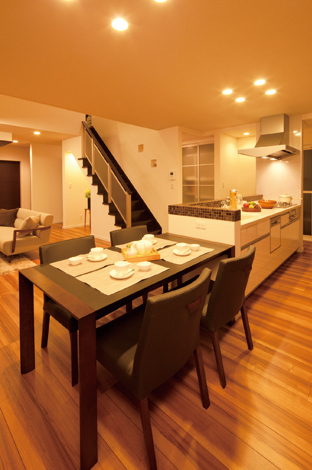 キッチン正面に階段を配置。家族が交差する場所となる。右奥は玄関 から続く食品庫