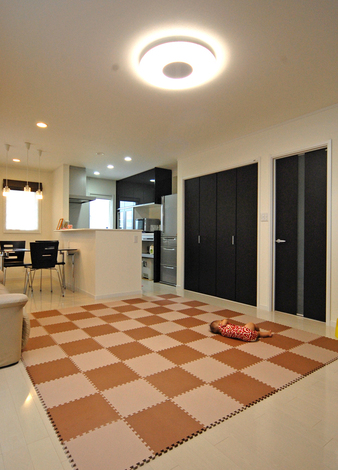 リビング・ダイニング・キッチンとコンパクトにまとまっていて、見た目もモダンに仕上がっている