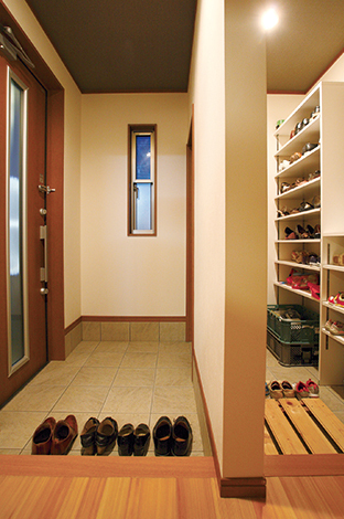 普段履きはシューズクローク内の家族用の土間に脱いでおけるのでゲスト用の玄関はいつも美しさをキープ