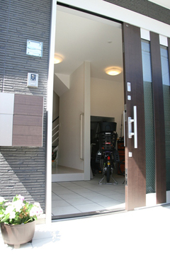 玄関内の土間は広いので自転車３台とベビーカーまでと大収納