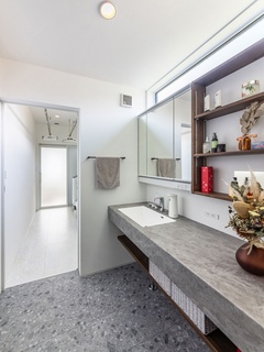 キッチン裏にトイレや洗面化粧台、浴室などの水まわりが一直線に並ぶ間取り。
脱衣室を兼ねたランドリスペースには、ガス衣類乾燥機「乾太くん」と、アイロンがけや洗濯物がたためるカウンターがあるため、洗濯の工程をほぼ1室で完了させることができます。