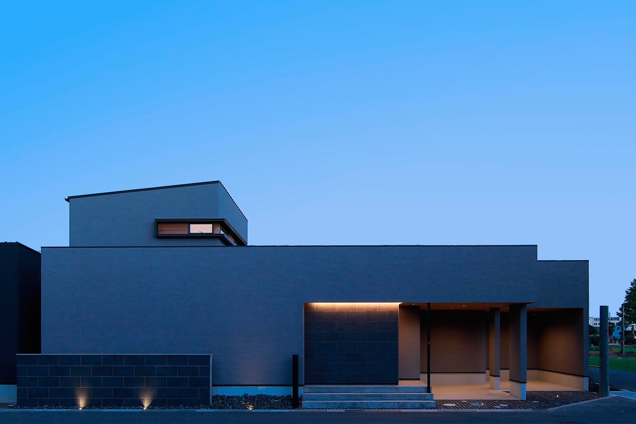 チェックハウス｜シンプルでモダンな外観。直線的なデザインが印象的で、夜間照明が建物の美しさを引き立てる。