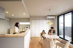 半独立型のキッチンは、将来娘さんと一緒に食事やお菓子づくりの時間を楽しむために、すっきりとした広々空間に