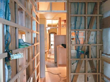 玄関を入ると真っすぐ続く中廊下の左右に、仕切られた部屋が並んでいた。廊下は暗く、部屋は寒かった。