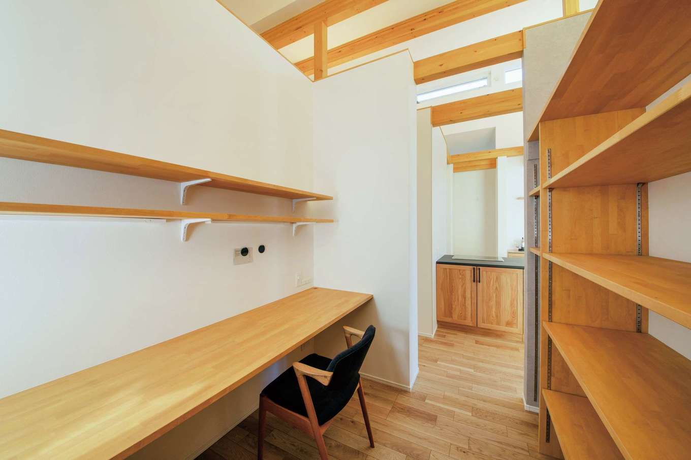 ainoa.life くらはし建築【省エネ、平屋、収納力】仕切られた空間でも、家族の気配を感じることのできるワークスペース