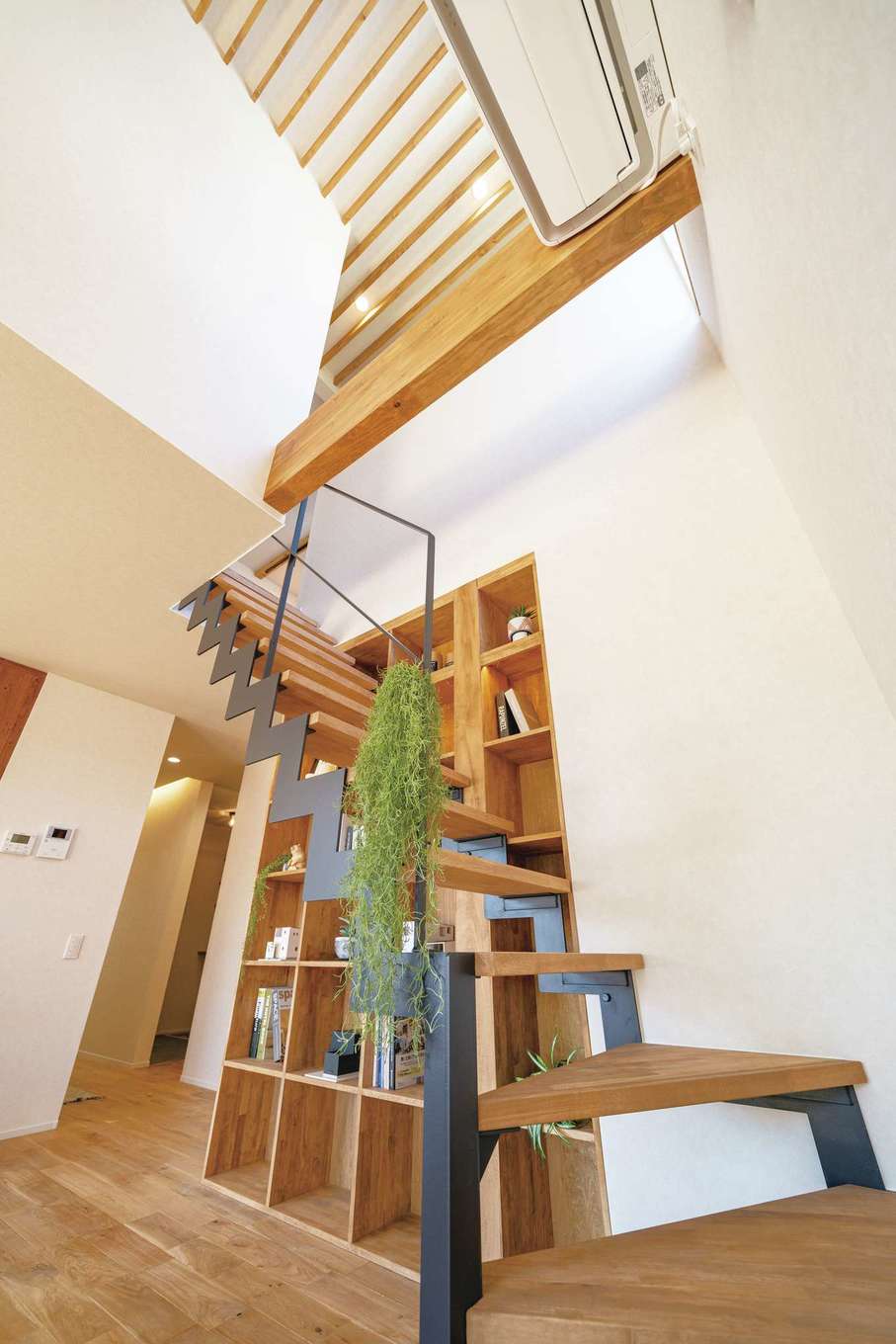 住家 JYUKA【デザイン住宅、間取り、建築家】アイアン階段横に本棚。イメージが形に