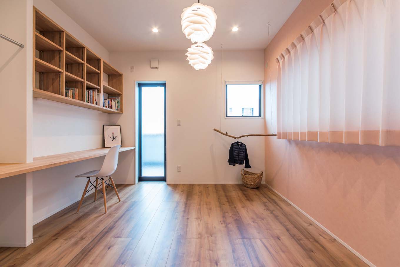三和建設【デザイン住宅、収納力、高級住宅】“かっこかわいく”がテーマの子ども部屋。デスクやランドセルを置くロッカーなどの家具は、地震対策ですべて造作にした