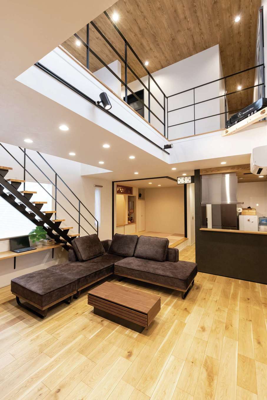 SEVEN HOUSE/セブンハウス【子育て、二世帯住宅、ペット】広さ11畳のリビング、4.3畳のキッチン、8畳のダイニングをL字型に配置した奥行きのある間取り。家族みんながほどよい距離感でつながりながら、好きなことをして過ごせるのがいい。心地良さを追求し、光触媒で菌やウィルスを除去する床材なども取り入れた