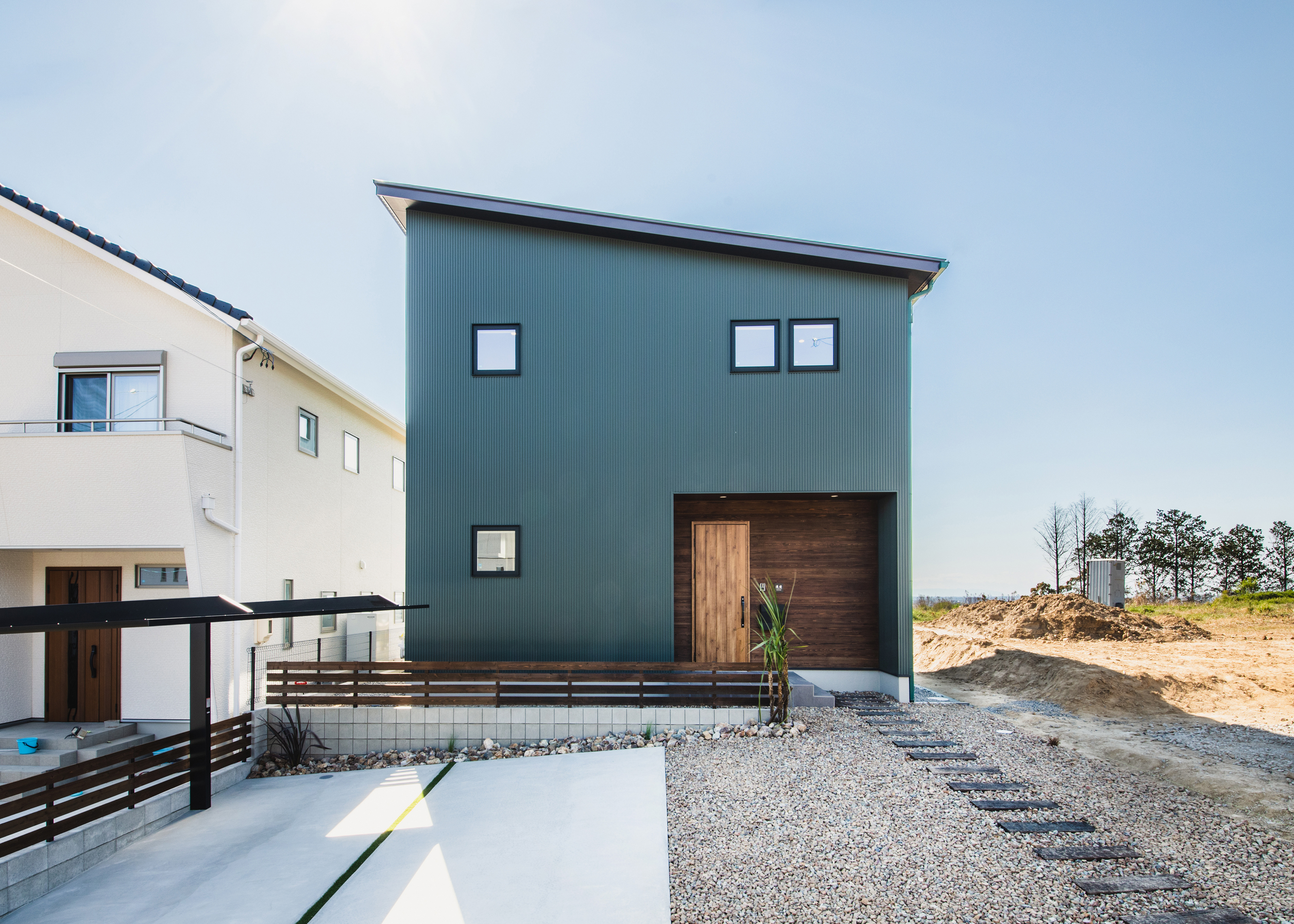 小幡建設【デザイン住宅、収納力、趣味】飽きのこないシンプルモダンな外観デザイン。ライブラリーのような室内空間とのギャップが面白い