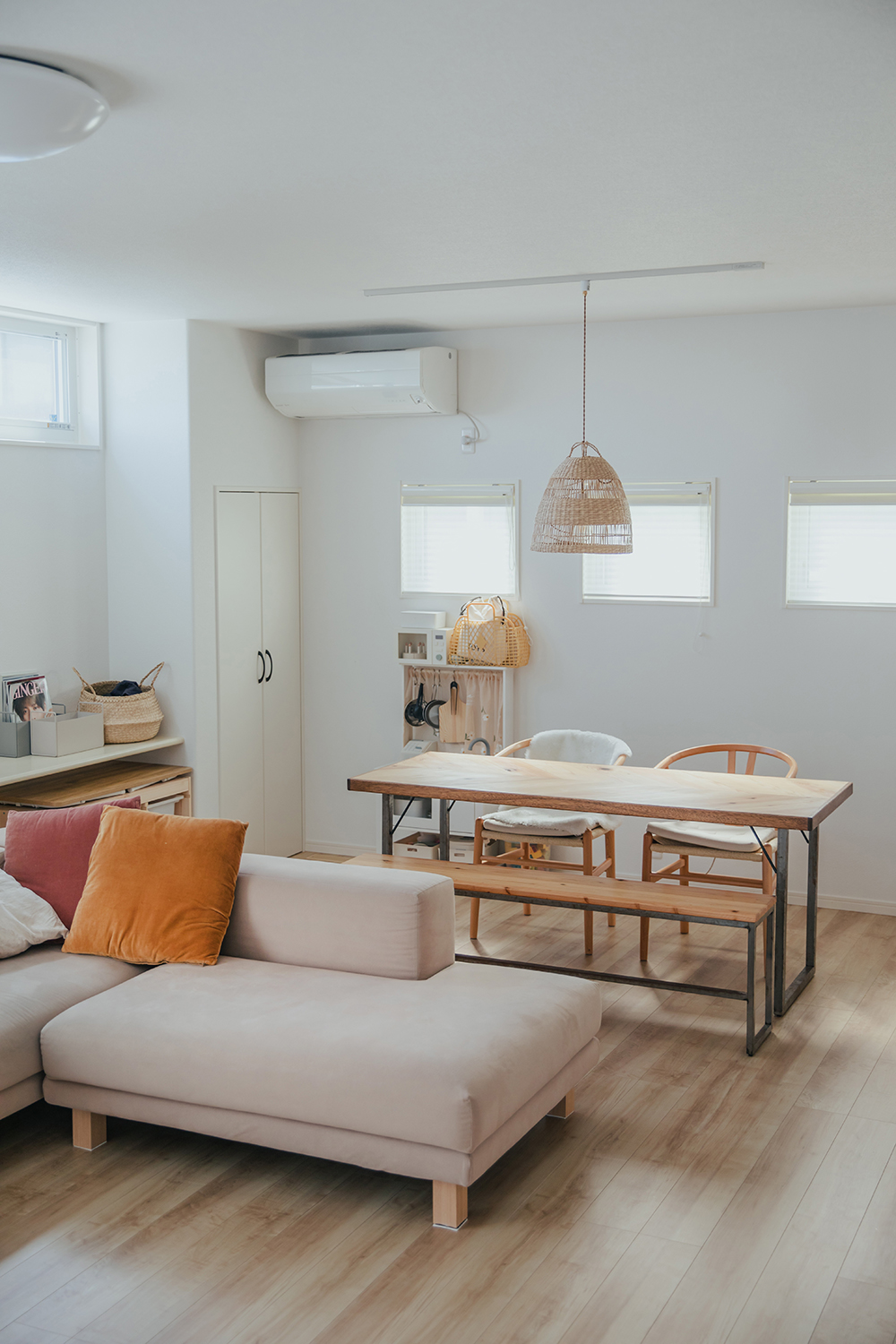 子育て安心住宅 Design Craft Office【デザイン住宅、子育て、間取り】リビングとダイニングテーブルは近くに置くことで、家族がいつも一緒にいられる距離感に