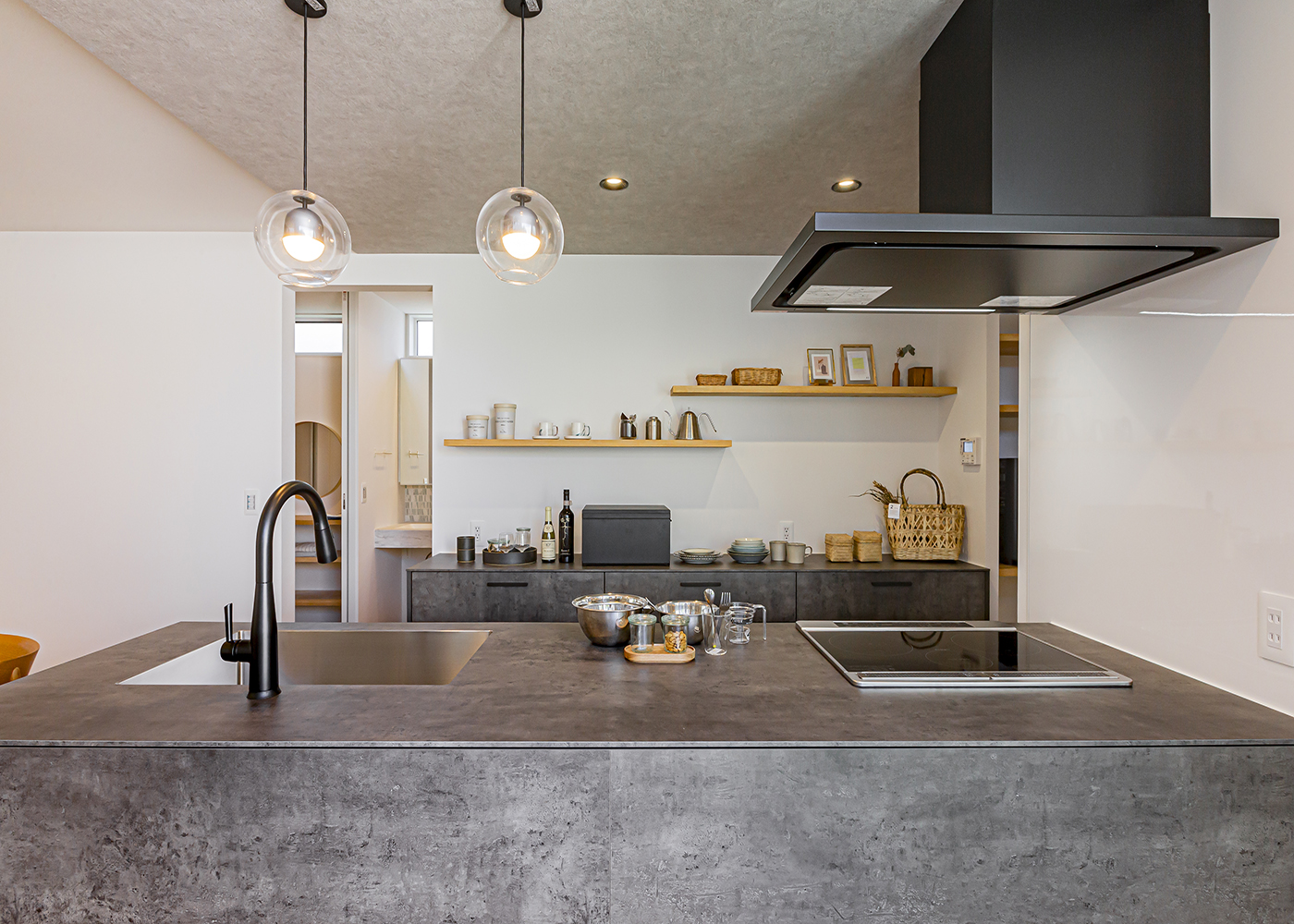 ARRCH アーチ【デザイン住宅、間取り、建築家】照明と「見せる収納」でおしゃれに演出