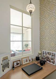 キッチン横のプチリュクス。内窓を通じてリビングの気配が伝わるので、作業をしていても家族との一体感がある