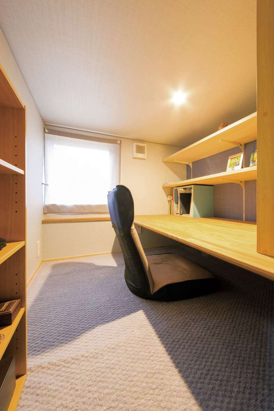 神谷綜合建設 カミヤの家【子育て、自然素材、スキップフロア】和室の床下を有効活用したご主人のための隠れ家のような書斎。仕事で使う大きな図面を広げられるよう、幅広の机を造作