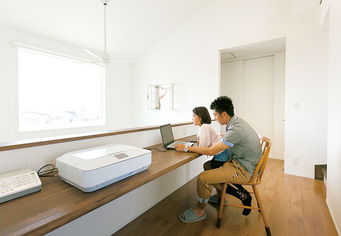 仕事や読書をする場所を希望したご主人。個室ではなく、「みんなが感じられる」オープンなスペースにしたことで、お子さまたちのスタディコーナーにも。光を採り入れるための正面の窓が、周囲の景観を映すピクチャーウインドーの役割も果たす