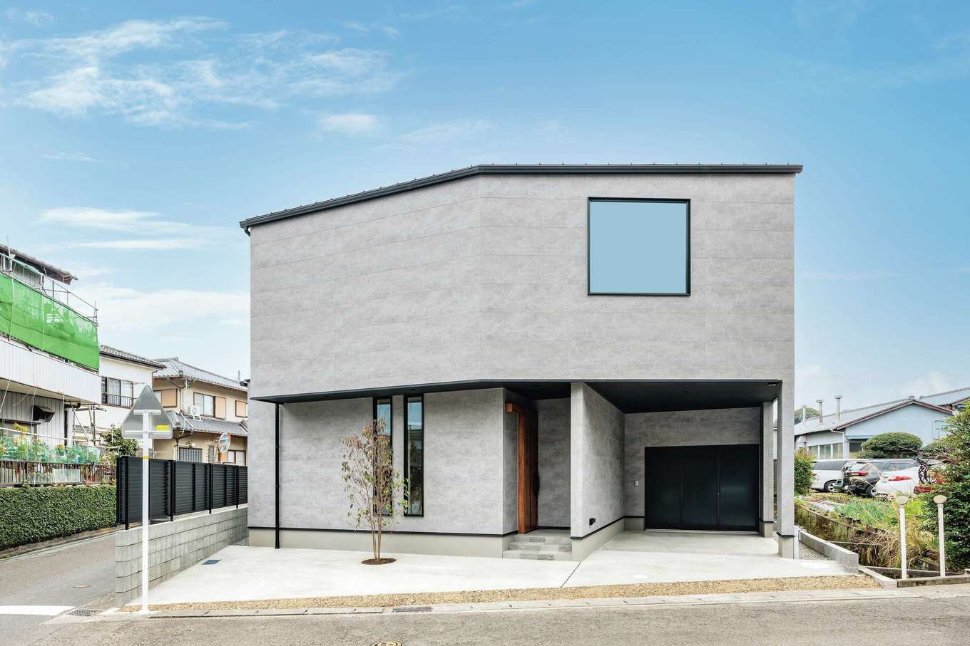tact design firm【デザイン住宅、狭小住宅、間取り】グレーの外壁にブラックの軒天を合わせてすっきりとした印象に仕上げたカッコイイ外観。正面にシンボルツリーを植えて目隠しとアクセントを。雨に濡れずに車から玄関にアクセスできるインナーガレージを採用した