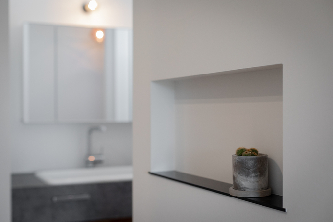 玄関正面にはニッチを施し、好きな雑貨や家族の想い出を飾ることが出来る場所に。