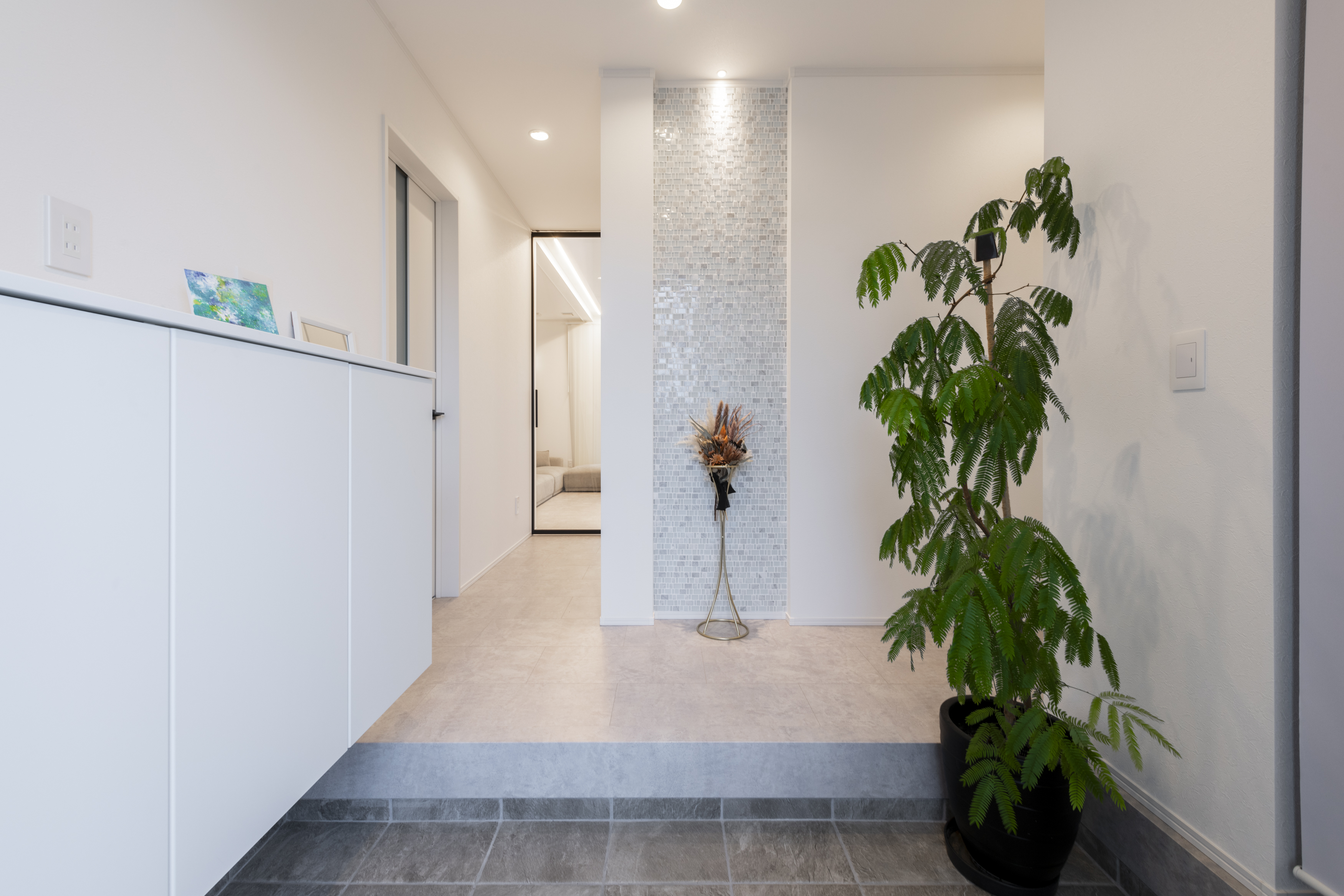 広島建設 セナリオハウス｜シンプルでスタイリッシュな玄関ホール。目を引く位置にニッチを採用し、こだわりのタイルを貼りデザイン性のある空間に。