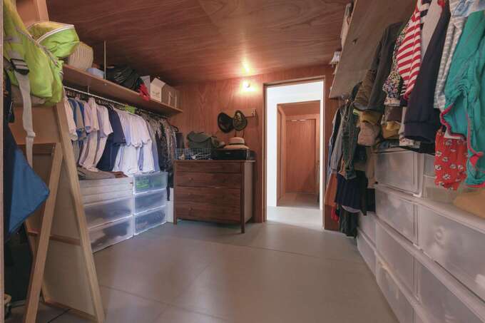 キッチンに隣接して洗面脱衣所へ抜けるクローゼット。動線も兼ね空間も時間も有効活用できる