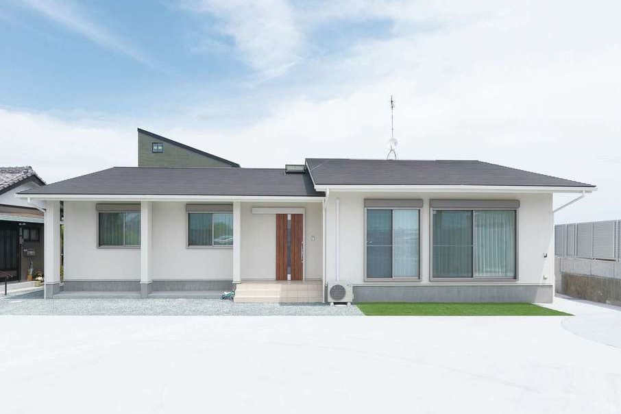 近藤建設工業【子育て、自然素材、平屋】落ち着いた雰囲気の平屋。段差のある屋根が外観に表情をつくる