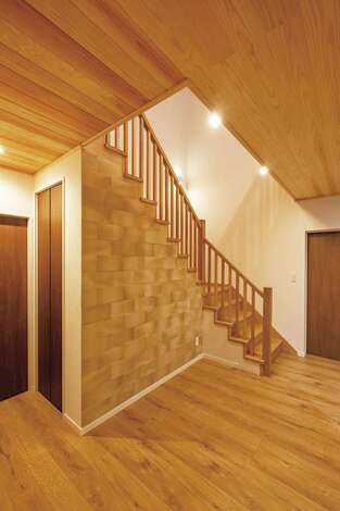 玄関を入ったホールの雰囲気と吹き抜けの空間は夫婦の一番お気に入りの場所。将来は玄関ホールに雛人形や五月人形を飾る予定