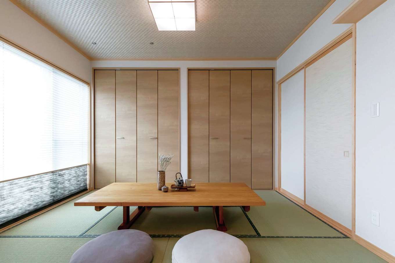 住まいるコーポレーション【デザイン住宅、自然素材、省エネ】続き間の和室。壁一面に収納を設けてある