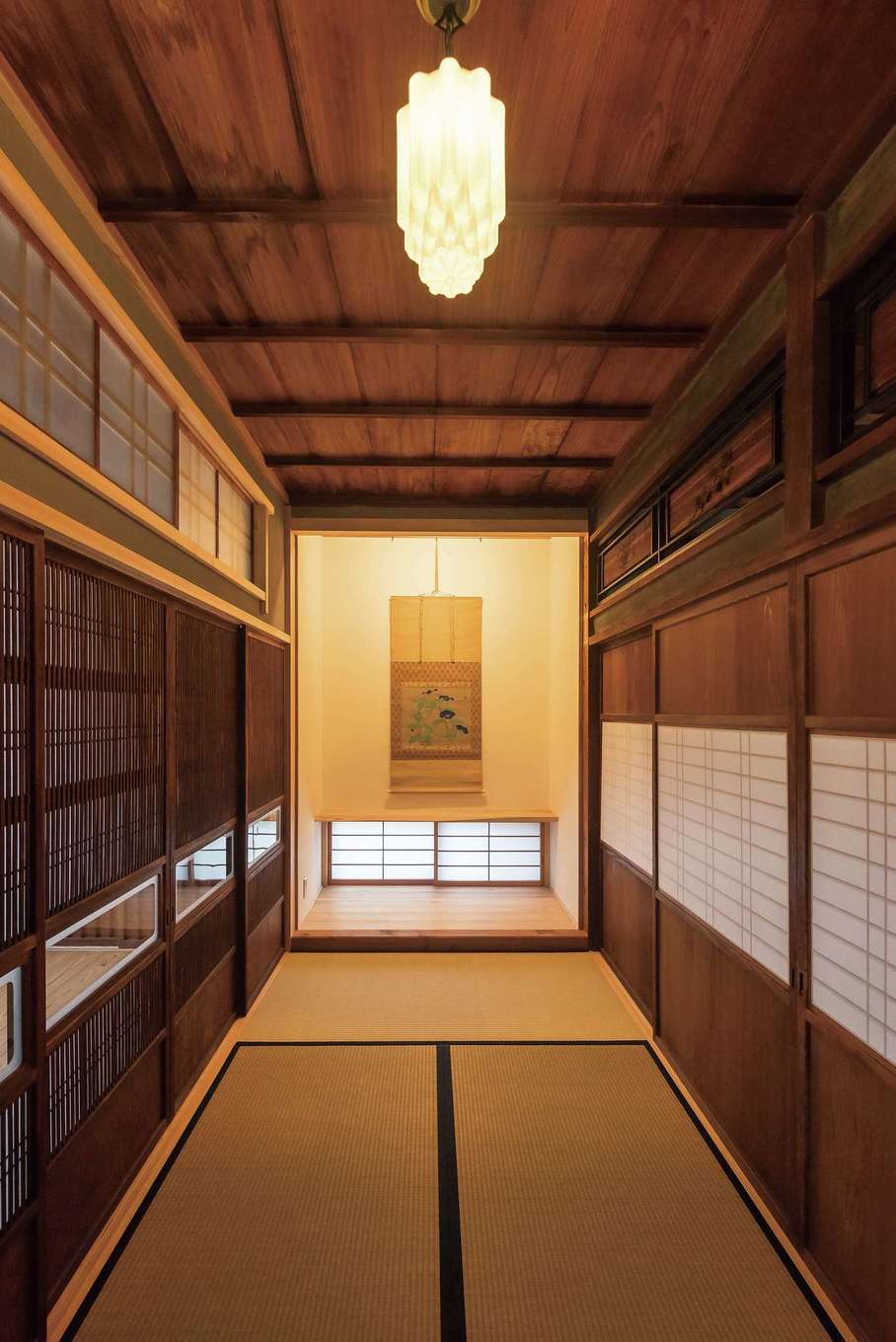 片川工務店｜床の間のある和室を分離して、新たな玄関ホールに。建具や欄間は再利用し、築80年の風格が漂う