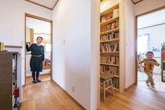本棚は個室に設けず、家族みんなが活用できるようにオープンな図書コーナーに。ぐるりと回れて、移動も楽しい