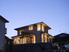 既存の軒を残し、軒天の仕上げに板張りとし、そのまま室内の天井も板張りで連続しています。