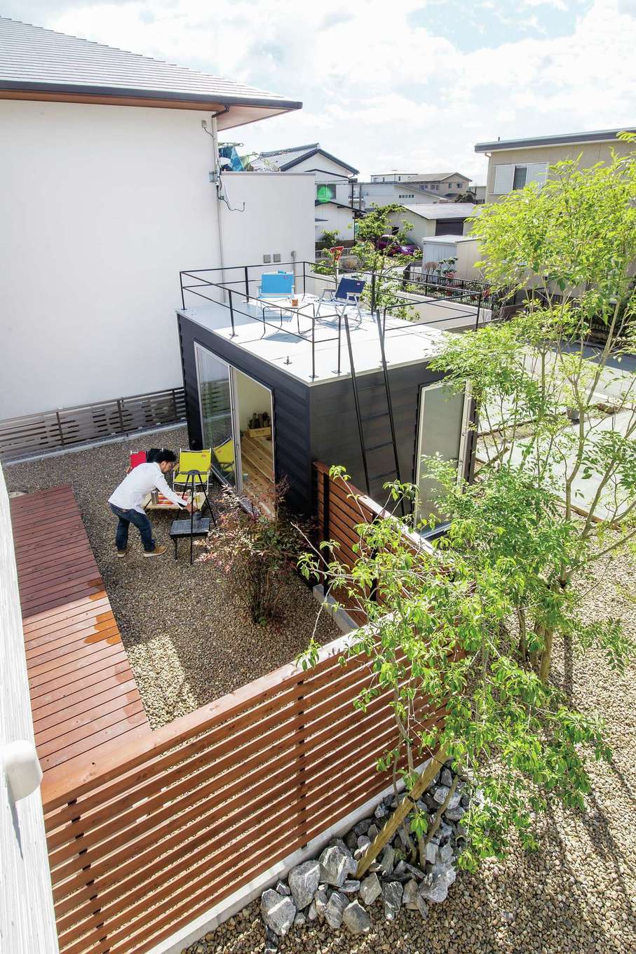 住たくeco工房【1000万円台、趣味、自然素材】木製コンテナハウス「木箱」はご主人が趣味を楽しむための秘密基地。外壁はガルバリウム、床は天竜杉を使用。屋上は花火鑑賞の特等席にも