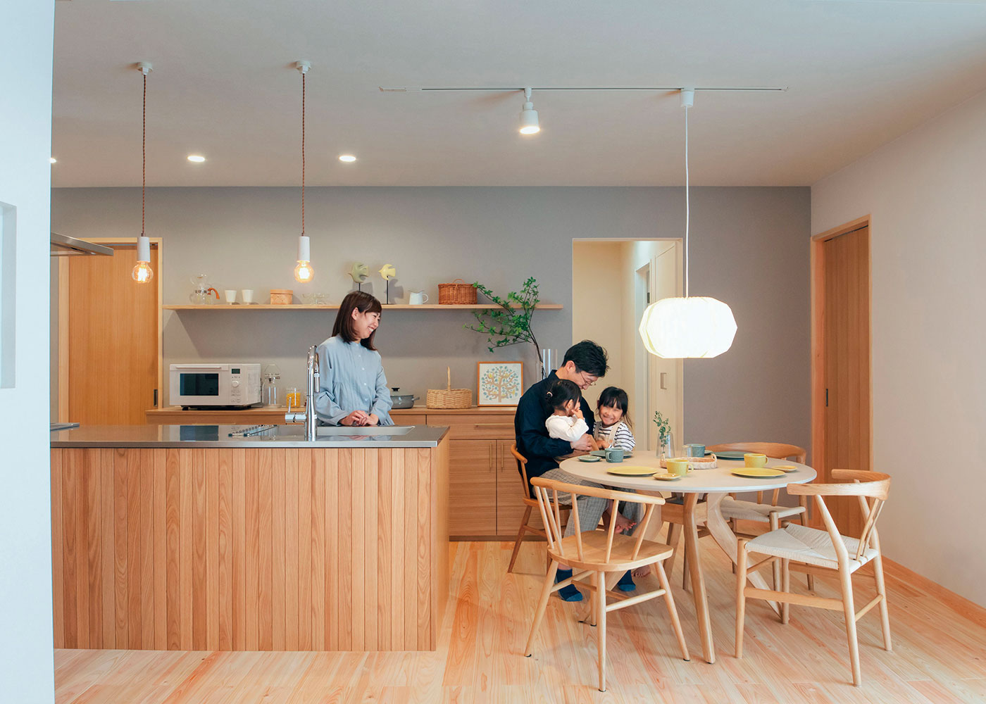 フジモクの家（富士木材）【富士市五貫島6-7・モデルハウス】床は富士ヒノキ、壁には塗り壁のような機能性をもつ自然素材のクロスを採用。LDKの主役ともいうべきWOODONEのキッチンが、『フジモク』らしい健やかで優しい空間にフィットする。照明はスマホで操作可能なIoT仕様を採用