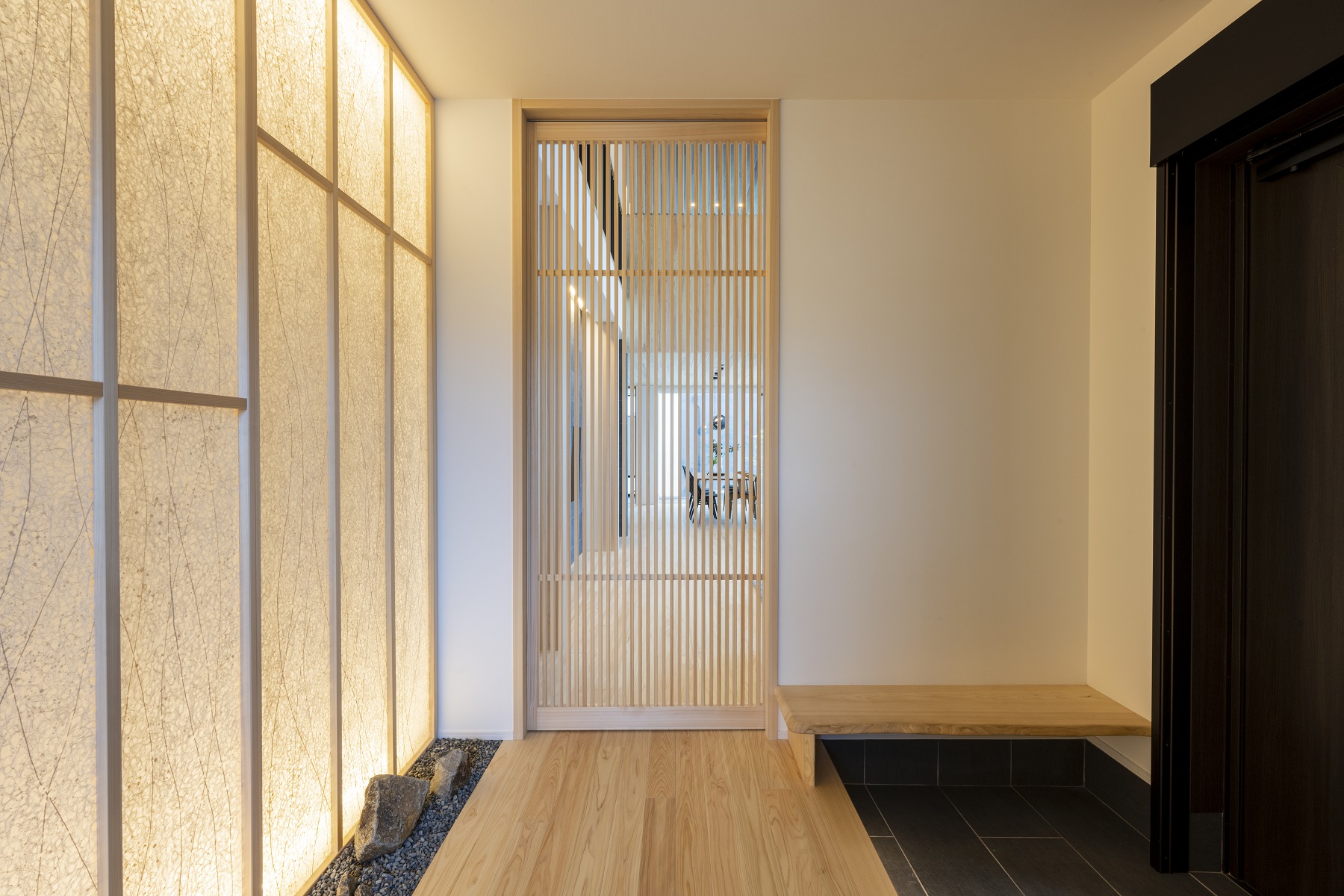 日本ハウスホールディングス 岐阜｜シンプルで洗練された廊下。木目調の床と壁が、落ち着いた空間を演出している。収納スペースも充実している。