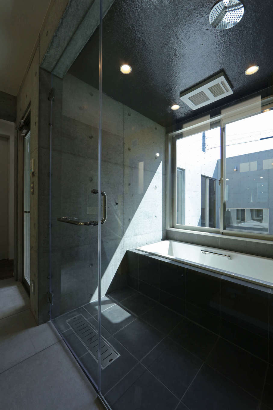 BAUM HOME（岩崎工務店）【デザイン住宅、平屋、鉄骨鉄筋コンクリート構造】フルオーダーの浴室はガラス扉を採用し、ホテルライクな空間に