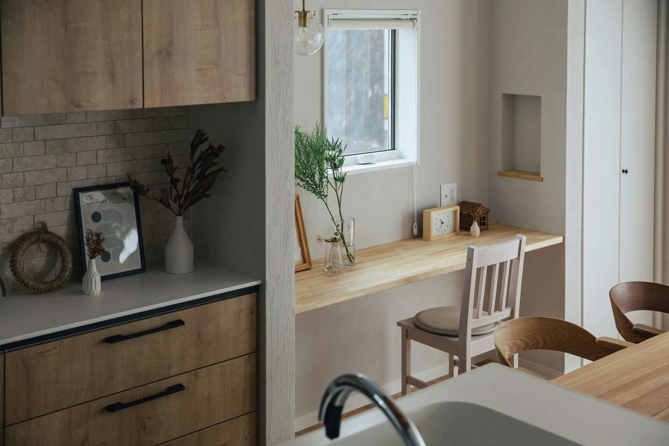 ほっと住まいる【自然素材、間取り、インテリア】ダイニングに隣接するワークスペース。ご主人がリモートワークをする際にも使えて便利