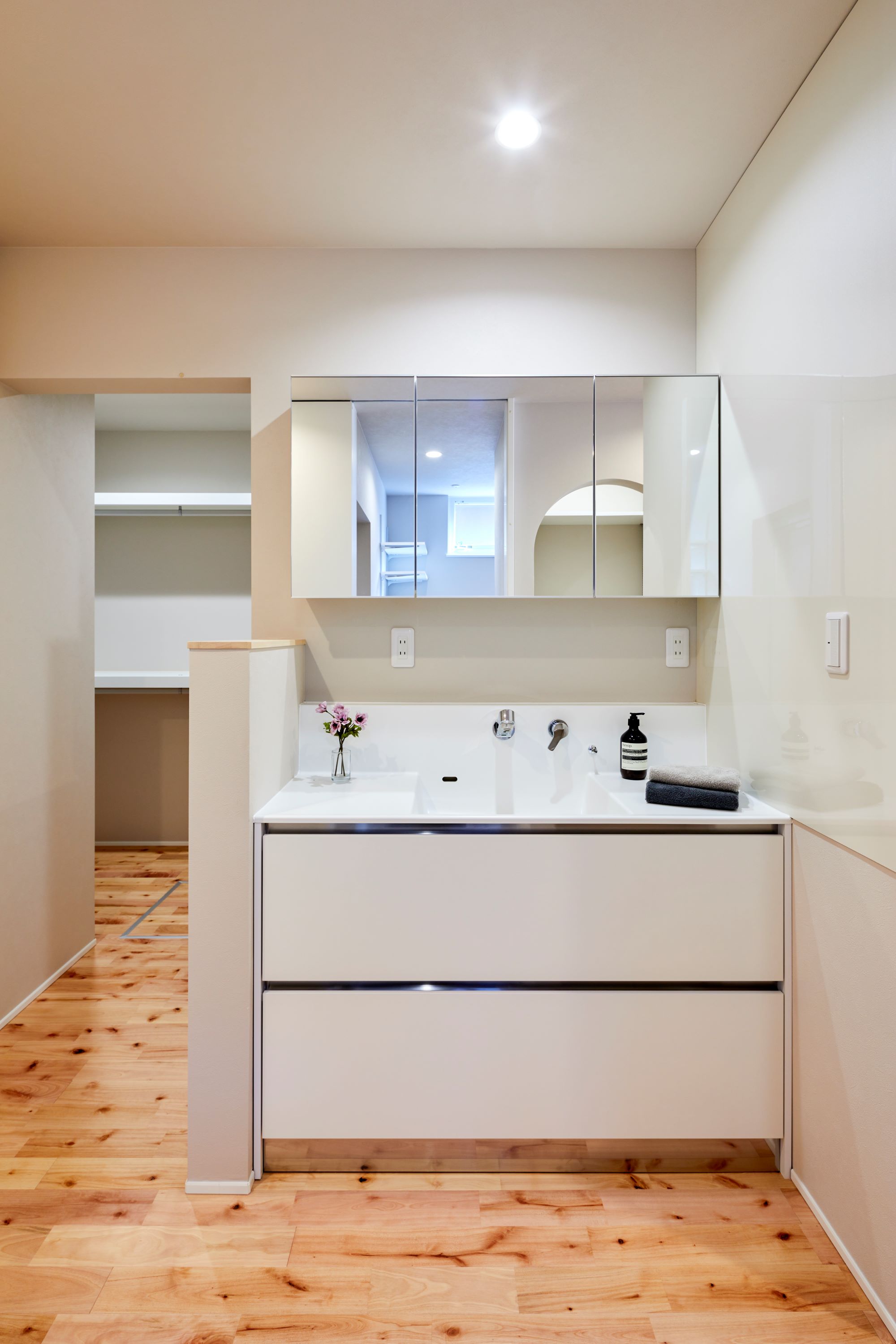 GATE（R+house春日井）｜ナチュラルな木目が美しい洗面スペース。シンプルながらも収納力があり、使い勝手を重視したレイアウトである。