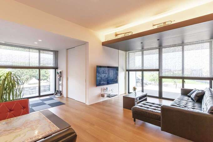 折上天井に飾ったトランペットを間接照明が引き立てる