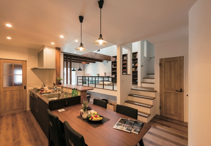 工夫を重ねた独自の多層空間によって、限られた敷地にゆとりが生まれる。段差により、リビングからキッチンが見通せないことも奥さまにはうれしいポイント