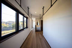 2階の広い物干しスペース。共働きなので、洗濯物は室内干しと決めて、アイアンのポールを2列設けた